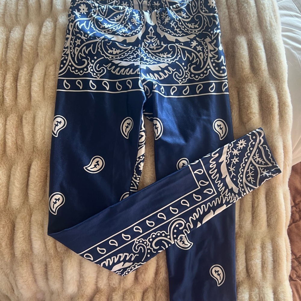 Goldsheep clothing leggings blue Paisley bandanna handkerchief navy white yoga